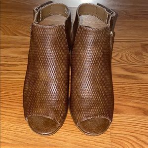 Open toed heeled sandal